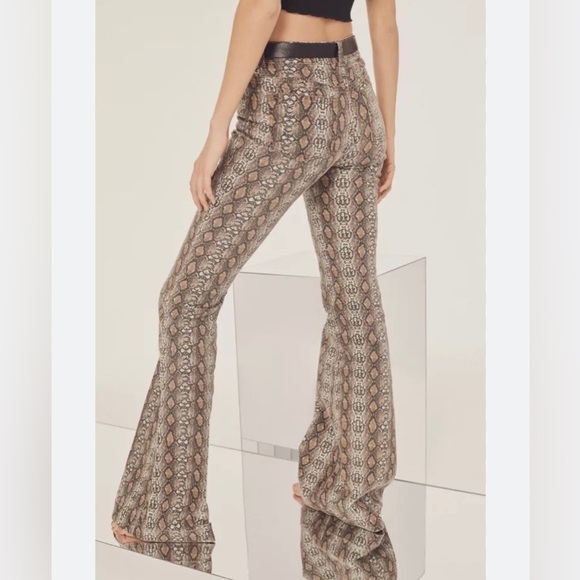 UO BDG 70s Inspired Midrise Stretchy Flare Snakeskin Print Jeans Size 27 - Picture 1 of 8
